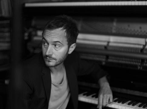 Tom Smith első szólóalbuma decemberben érkezik