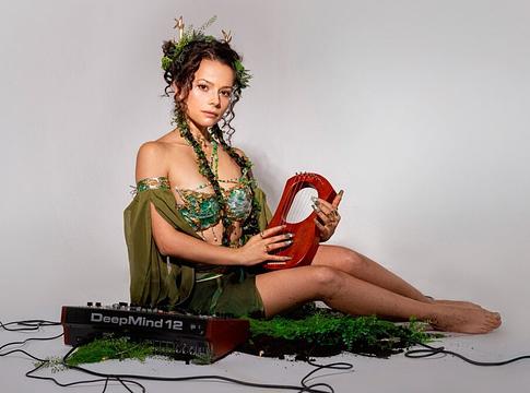 Laura Korinth: A mítoszokból épülő modern elektronikus hangzás