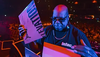 Carl Cox háromlemezjátszós szettel nyitotta The Prodigy brit turnéját Glasgowban