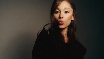 Ariana Grande bejelentette új albumát, a Petal-t – július 31-én érkezik