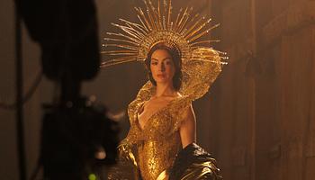 Anne Hathaway alakítását részben Taylor Swift koncertjeiből formálta meg a Mother Mary rendezője