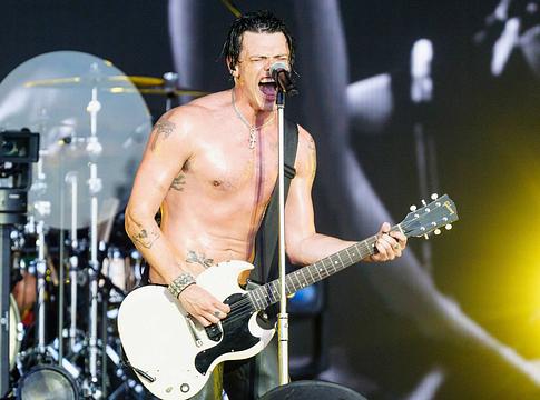 Yungblud szünetet tart, lemondta hétvégi koncertjét