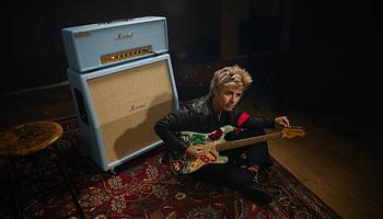 Billie Joe Armstrong limitált piros Epiphone-ja és új Marshall signature erősítőfeje