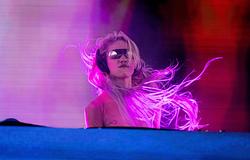 Grimes új arctetoválása: tíz év után valósult meg a „cybersigil” inspiráció