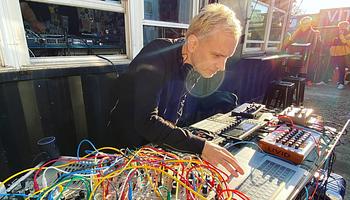 Egy konténerből született legenda: a The Lot Radio története