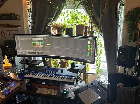 Otthoni stúdió alapok: megbízható márkák kezdő producereknek