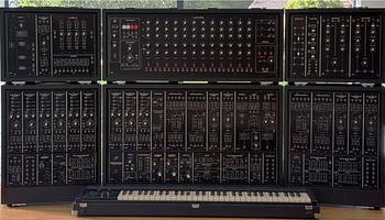 Újjáépítették a Roland System 700-at: itt az Analogue Solutions Series 700