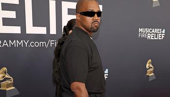 Kanye West peren kívül egyezett volt asszisztensével a súlyos vádak ügyében