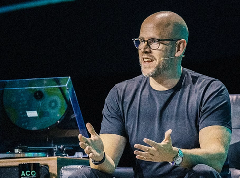 Lemondott a Spotify vezérigazgatója a katonai AI-projekt botránya miatt