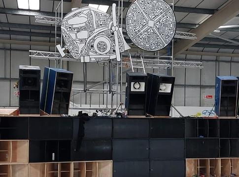 Rendőrségi rajtaütés vetett véget egy illegális rave-partinak Cambridgeshire-ben