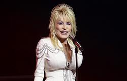 Dolly Partont is példaként hozta fel a bíró a texasi dragtilalom eltörlésénél
