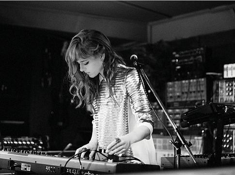 Hannah Peel: elektronika, filmzene és kortárs gondolkodás egy kézben