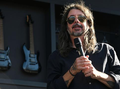 Gyerekzenekarral nyitotta liverpooli turnéját a Foo Fighters