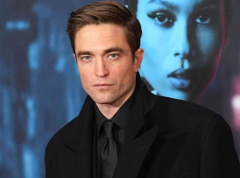 Robert Pattinson elektronikát írt Batman-jelmezben a forgatási szünetekben