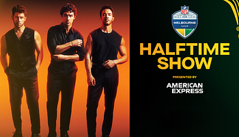 Jonas Brothers a félidőben az NFL melbourne-i meccsén, élőben a Netflixen