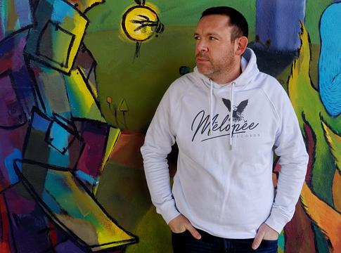 MYRDDIN: a francia Indie-Dance varázsló, aki fényt és sötétséget egyensúlyoz a zenében