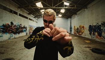 Innellea Heelys-szel gurul a Bounce Music videójában