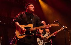 Eltűnő klubok, eltűnő álmok: brit fiatalok tömege fordul el az élő zenéléstől