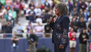 Martha Reeves a vokalistákat okolja a félresikerült himnuszért, élő adásban újra nekifutott