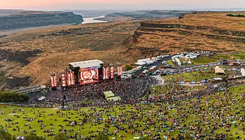 Káosz a Gorge Amphitheatre-nél: 12–14 órás sorok a Griztronics hétvégén