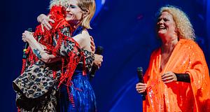 Scissor Sisters lezárta a Mighty Hooplát: Kelly Osbourne, Sir Ian McKellen és Belinda Carlisle a színpadon