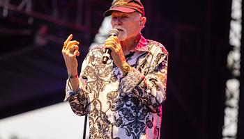 A The Beach Boys átütemezte a nyári turnét, hogy Mike Love feltöltődjön
