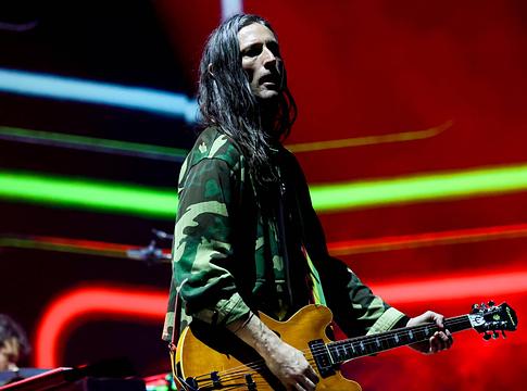 Nick Valensi ideiglenesen kiszáll a The Strokes 2026-os turnéjáról