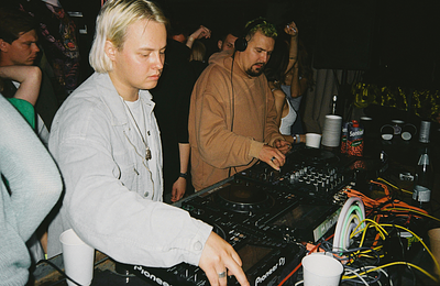 Öt perc, ami eldönt mindent: a DJ-váltás láthatatlan drámája