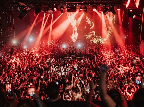 Eastenderz keddi rezidenciája az Amnesia Ibiza teraszán