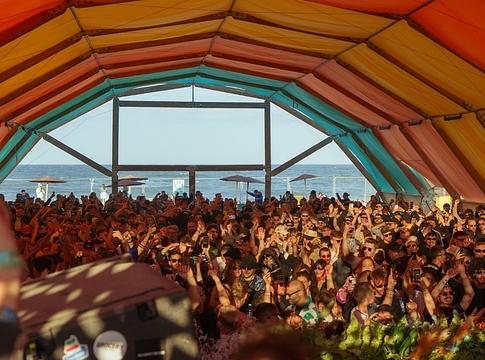 A Sunwaves Bulgáriába költözik: Carola, Moonear, tINI és mások a nyitókiadáson