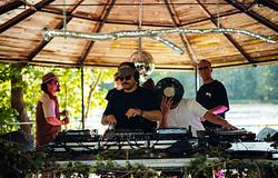 UNIO Festival: intimebb, vinylen pörgő hétvége egy tóparti kastélyban