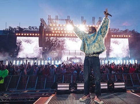 100 ezer rajongó előtt tért haza Calvin Harris, Serge Pizzorno is csatlakozott hozzá