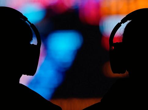 Káros, hormonokat zavaró vegyületeket találtak 81 fejhallgató‑modellben