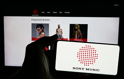 AI deepfake dalok ellen lép a Sony Music