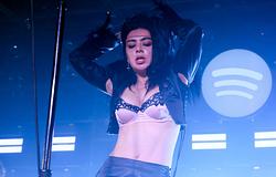 Charli XCX Nashvilleben először hozta színpadra a Music, Fashion, Film dalait