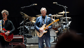 Eric Clapton madridi koncertje azonnal véget ért, miután a közönségből eltalálták egy tárggyal