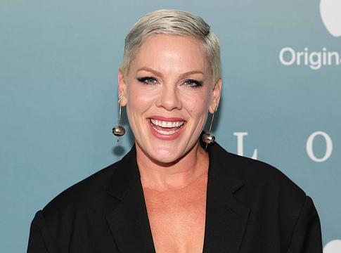 Pink nyakműtéten esett át, új évre új szemlélettel készül