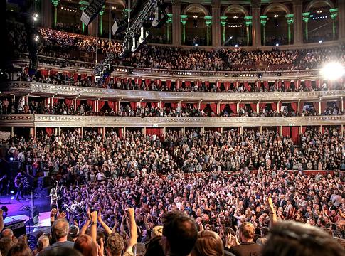 A Royal Albert Hall példát mutat: minden jegyből £1 a brit zenei színtér megmentésére