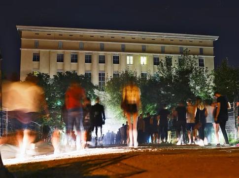 Megdrágult a berlini éjszaka: 25 euró lett az új belépőszint