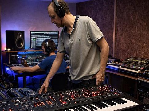 Professzionális stúdióképzés hátrányos helyzetű fiataloknak Caliban