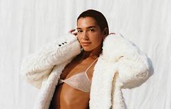 Dua Lipa spanyolul tanul – újabb kihívást vállalt a világsztár az A-level vizsgával