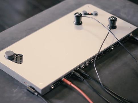 KOMA Elektronik bemutatja a Haloplane-t: elektromágneses mikro-loop sampler a Passpartout Duóval