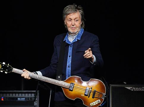 Paul McCartney ritka Beatles-klasszikust adott elő Taylor Swift esküvőjén
