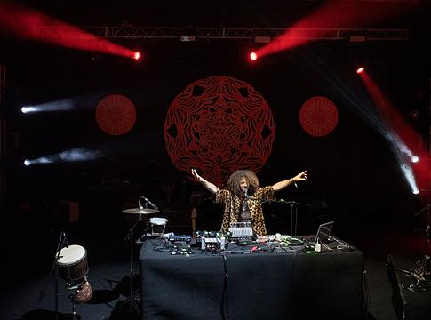 Youngr a Suara Fesztiválon: egyemberes zenekar, aki új szintre emeli az élő elektronikus zenét