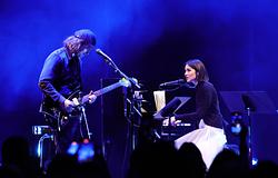 Gracie Abrams, Bon Iver és Aaron Dessner közös dala a fegyveres erőszak áldozatainak állít emléket