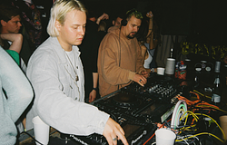 Öt perc, ami eldönt mindent: a DJ-váltás láthatatlan drámája