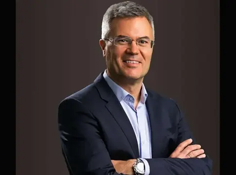 Távozása előtt 1,87 millió dollárnyi Warner-részvényt adott el Armin Zerza