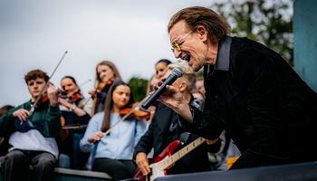 Ötven év után visszatért egykori iskolájába a U2