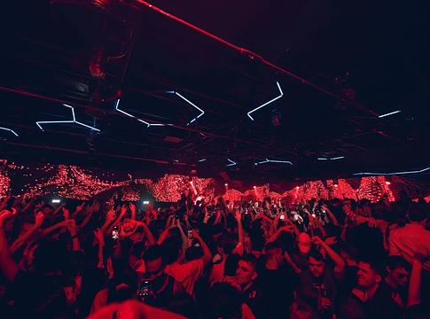 Csúcstechnológiás hanggal és 360 fokos LED fallal újít az Amnesia Milano