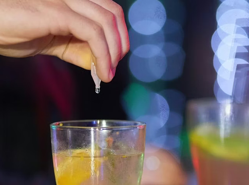 Manipulált italok a klubéletben: közös felelősség a biztonságért